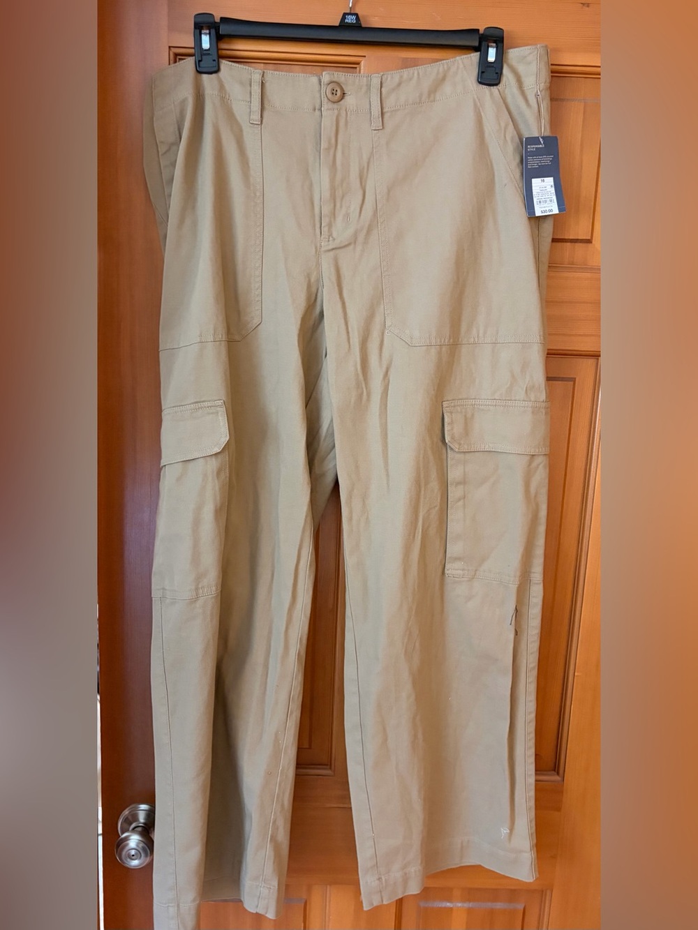 Universal Thread Women’s Cargo Pants in Khaki Tan. Classic and comfy. Size 16